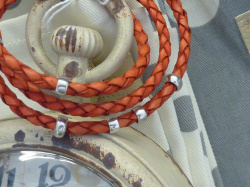 Rotes Lederarmband 3-reihig, 6 helle Silberteile