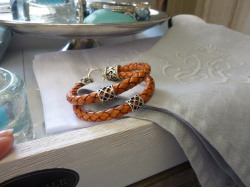 Oranges Lederarmband, 2-reihig, 2 Silberteile