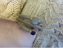 Graues Nappa-Armband, 3-reihig, 2 Edelsteine