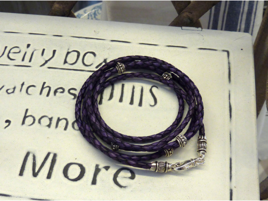 Violettes Leder-Armband, 5-reihig, 5 Silberteile
