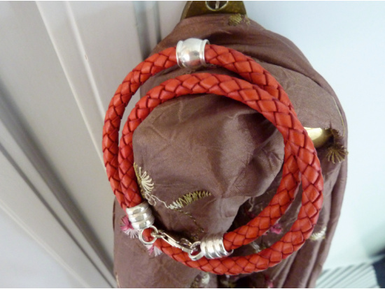 Rotes Lederarmband mitteldick, 2-reihig, 1 Silberteil