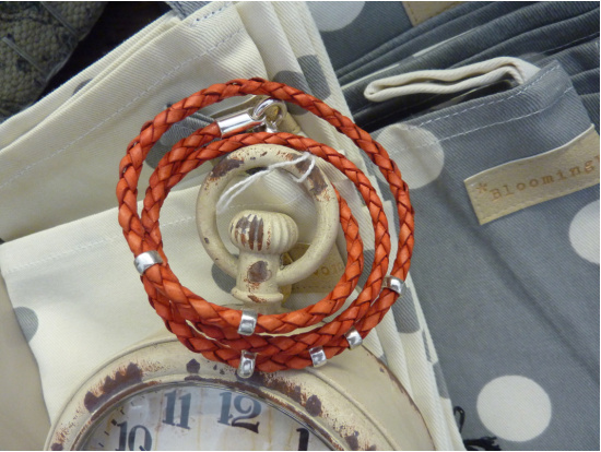 Rotes Lederarmband 3-reihig, 6 helle Silberteile