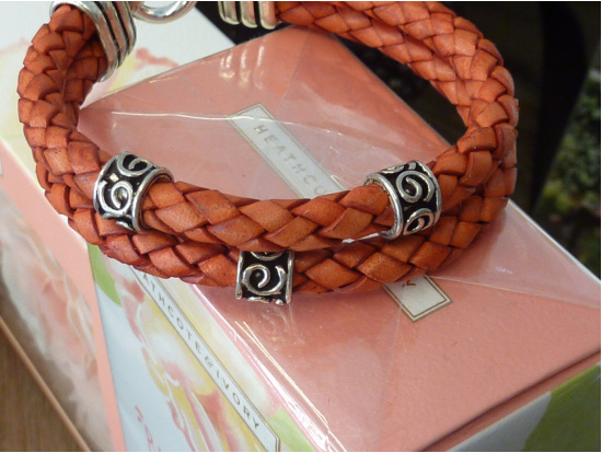 Rotes Lederarmband, 2-reihig, 3 Silberteile