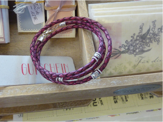 Brombeerfarbenes Leder-Armband, 3-reihig