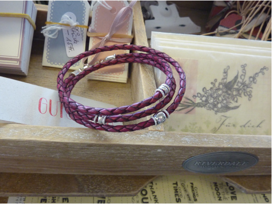 Brombeerfarbenes Leder-Armband, 3-reihig