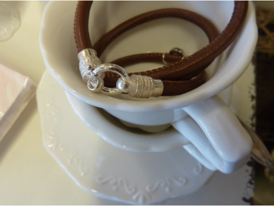 Braunes Nappa-Armband, 3-reihig, 2 Edelsteine