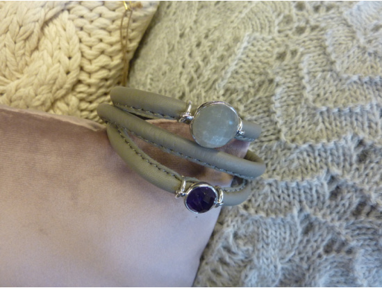 Graues Nappa-Armband, 3-reihig, 2 Edelsteine