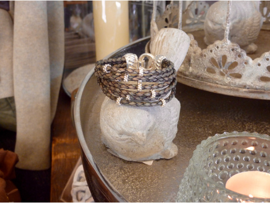 Schlamm-Leder-Armband, 7-reihig, helle Silberteile