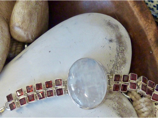 Regenbogen-Mondstein-Armband "India" + Granat