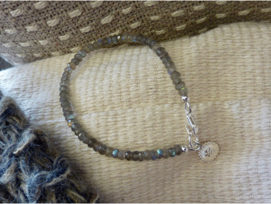Labradorit-Armband mit Blüemli-Anhänger