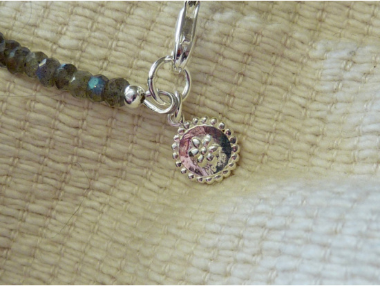 Labradorit-Armband mit Blüemli-Anhänger
