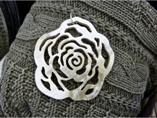 Horn-Anhänger beige, Blumenmuster