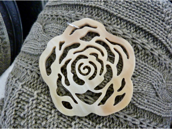 Horn-Anhänger beige, Blumenmuster