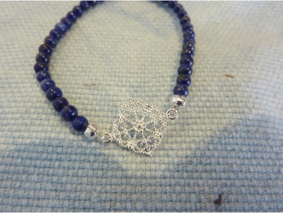 Lapislazuli-Armband 4mm Kugeln, Silberblume